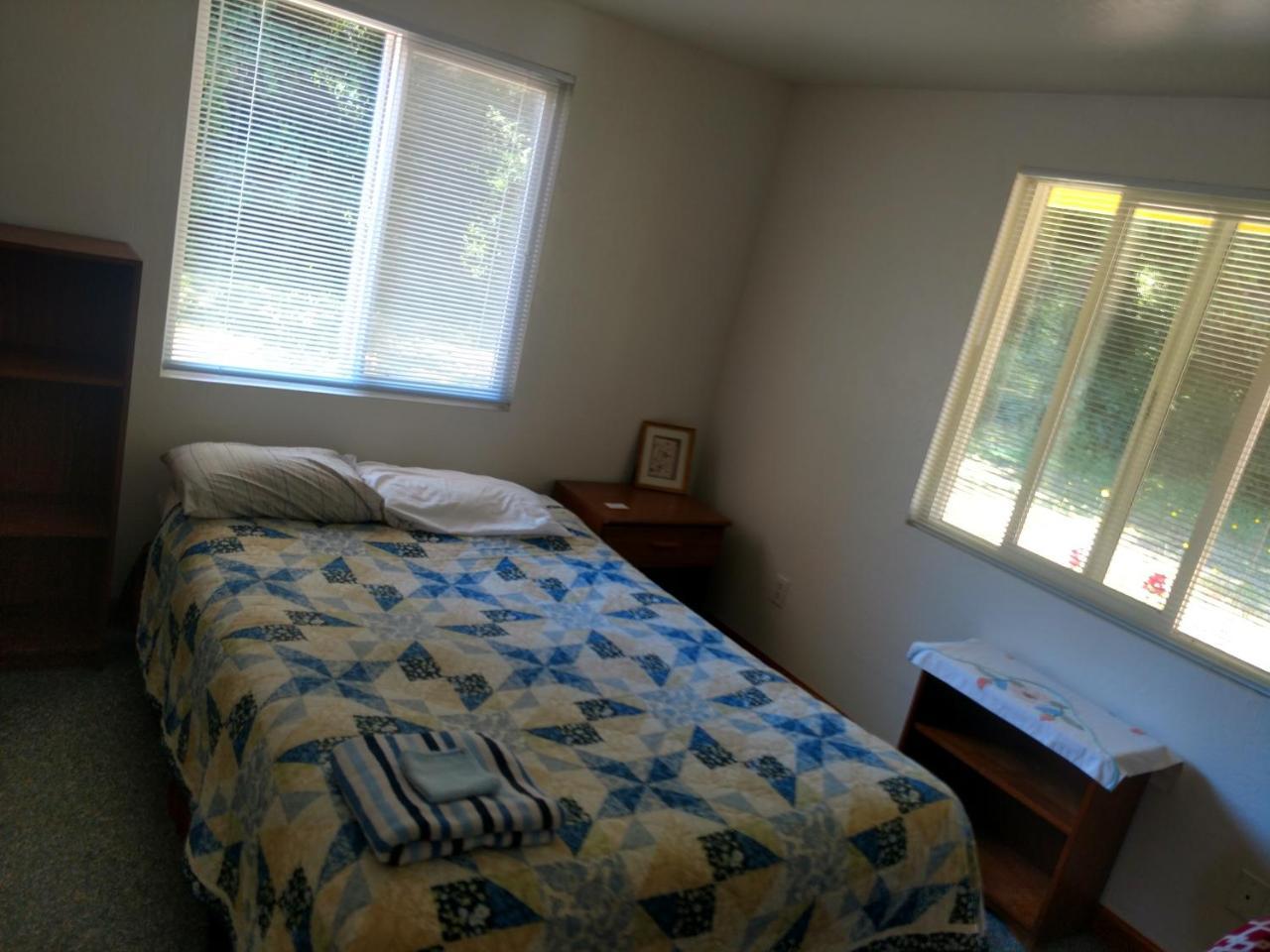 קרסנט סיטי Lakeside Hostel & Guest House מראה חיצוני תמונה